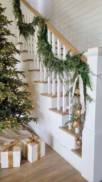 Stair Case Garland Ideas, Christmas Tree By Stairs, Garland And Ribbon On Stairs, Simple Stair Garland Christmas, Pine Garland Staircase, Garland On Stairwell, Christmas Tree Staircase, Christmas Decor Banister Railings, Christmas Tree By Staircase