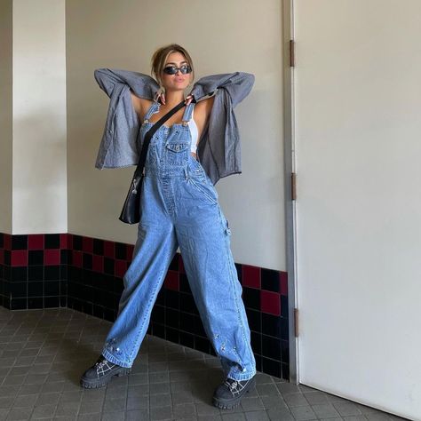 Dungarees Outfit Aesthetic, Denim Dungarees Outfit, Overalls Outfit Aesthetic, Dungaree Outfit, Overalls Fashion, Overalls Outfit, Denim Dungarees, Streetwear Fashion Women, Outfit Aesthetic