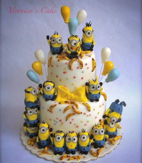 Get ready to smile with this hilarious and joyful cake inspired by everyone's favorite little yellow characters. Perfect for any celebration, this cake is sure to bring laughter and happiness to the party. Minion Cake Design, Minion Party Theme, Cake Minion, Minion Funny, Minion Cakes, Minions Cake, Cake Designs For Kids, Cookie Recipes Decorating, Minion Birthday Cake