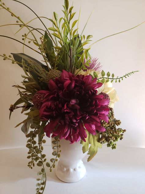 Flower Show Arrangements, Dalia Centerpiece, Modern Fall Arrangements, Mum Floral Arrangements, March Floral Arrangements, Gala Flower Arrangements, Fall Flower Arrangements Centerpieces, Diy Silk Flower Arrangements, Dark Bouquet