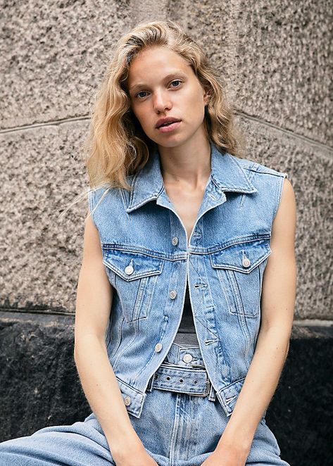 Cool blue denim vest | '90s style jean jacket | street style | grunge outfit | casual-cool | aesthetic | vintage denim | retro | edgy ... Jean Jacket Street Style, Blue Jean Jacket Outfits, Fall Vest Outfits, 90s Jean Jacket, Denim Vest Outfit, 90s Style Jeans, Style Jean Jacket, Denim Retro, Jean Jacket Outfits