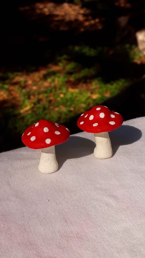 Easy Clay Ideas Mushroom, Air Dry Clay Ideas Aesthetic Mushroom, Mushrooms From Clay, Clay Sculpture Mushroom, Easy Clay Mushroom, Clay Art Ideas Mushroom, Mushroom Airdry Clay, Mushroom From Clay, Small Clay Mushroom