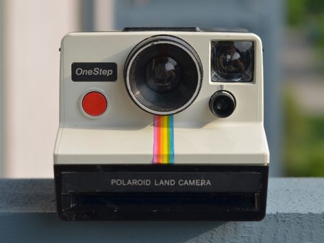 Instant Photo Camera, Polaroid Original, Polaroid Land Camera, Camera Polaroid, Polaroid One Step, Dslr Photography Tips, Wireless Home Security Systems, Instant Film Camera, Polaroid Camera