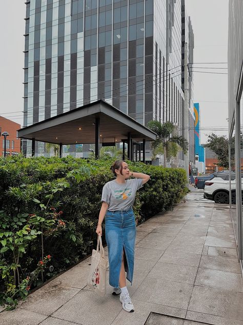 Long Denim Skirt With Sneakers, Simple Ootd Philippines, Denim Skirt And Sneakers Outfit, Ootd Totebag, Denim Skirt With Sneakers, New Balance 530 Outfit, Long Denim Skirt Outfit, Skirts With Sneakers, Sporty Chic Outfits