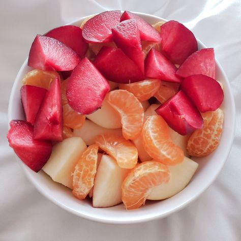 Tropical Fruit Bowl, Earthy Food, Yummy Comfort Food, Apple Fruit, Aerial Yoga, Tropical Fruit, Food 52, Pretty Cats, Fruit Bowl