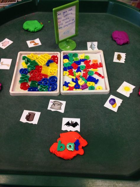 phonics themed tuff spot in continuous provision. use the magnetic letter to make CVC words to match the picture Phonics Tuff Tray Ideas, Phonics Tuff Tray, Tuff Tray Ideas Eyfs, Continuous Provision Eyfs, Eyfs Phonics, Reception Display, Phonics Display, Phase 2 Phonics, Tuff Tray Ideas