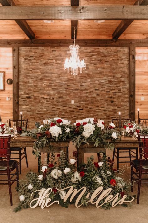 Christmas Inspired Wedding Decor, Christmas Sweet Heart Table Wedding, Red And White Rustic Wedding, Christmas Bride And Groom Table, Christmas Head Table Wedding, Chic Christmas Wedding, Rustic Christmas Wedding Centerpieces, Rustic Winter Wedding Centerpieces, Christmas Wedding Venue Ideas