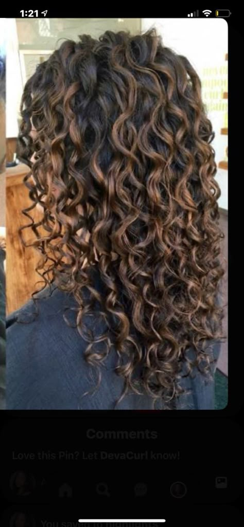 2c Hair With Highlights, Highlights Curly Hair Dark Brown, Highlights On 2c Hair, Curly Brown Hair With Caramel Highlights, Caramel Brown Balayage On Black Hair, Natural Caramel Highlights, Curly Balayage Hair Brunettes, Highlights Curly Brown Hair, Brown Balayage Curly Hair