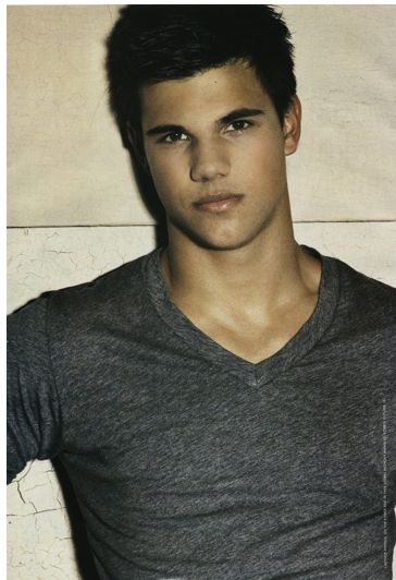 Taylor lautner is so freakin hot! he is a perfect boy!! Taylor Jacobs, Shark Boy, Team Jacob, Taylor Lautner, Hollywood Actors, Scream Queens, Jacob Black, Hot Actors, The Twilight Saga