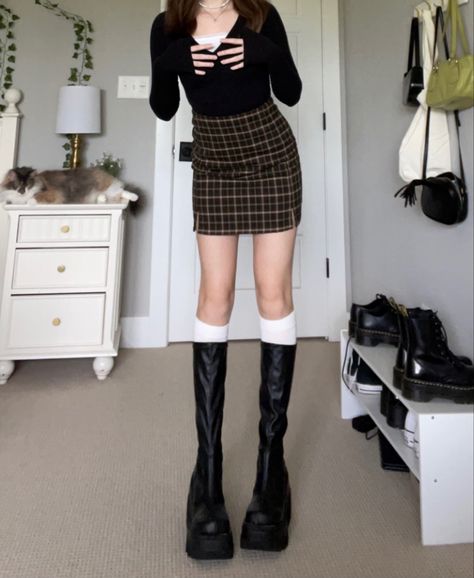 Outfit Ideas With Platform Boots, Demonia Shaker Outfit, Styling Platform Boots, Academia Spring Outfit, Plade Skirt Outfit Aesthetic, Clothing Styles Y2k, Knee High Platform Boots Outfit, Long White Socks Outfit, Platform Boots Outfit Aesthetic