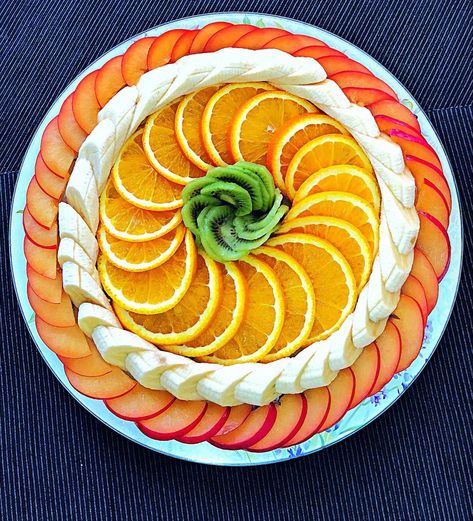 Fruit Plating Ideas, Fruit Salad Plating, Salad Plating, Fruit Tray Designs, Salad Decoration, Fruits Decoration, Fruit Decoration, Fruit Platter Designs, Decorações Com Comidas