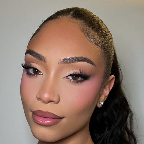 Soft Glam Tan Skin, Baby Shower Makeup Looks, Pink Blush Makeup Looks, Natural Pink Makeup Look, Glam Makeup Pink, Soft Pink Makeup Looks, Doll Makeup Aesthetic, Blush Makeup Looks, Pink Undereye