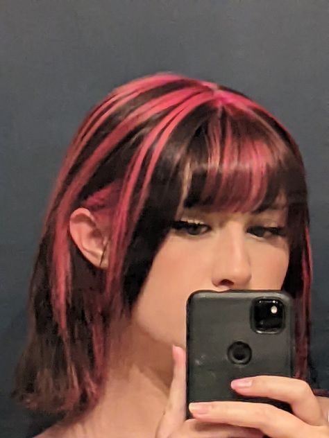 Black hair with pink stripes Stripes Dyed Hair, Pink And Black Hair Draculaura, Pink Hair Ideas For Black Hair, Stripes In Hair Color, Black Into Pink Hair, Split Pink And Black Hair, Hair Dye Ideas Pink Highlights, Striped Pink Hair, Black Hair Pink Stripes