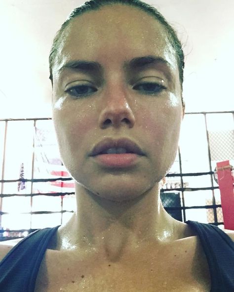 Sweating during exercise: what it says about your workout Adriana Lima Boxing, Adriana Lima Workout, Vs Fashion Shows, Wellness Routine, Fitness Instagram, Adriana Lima, Instagram Foto, Womens Health, For Today