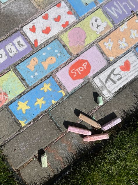 chalk !! Chalk Art Aesthetic, Summer Chalkboard Art, Street Chalk Art, Chalk Activities, Fun Chalk Art, Chalk Ideas, Sweet Sixteen Birthday Party Ideas, Chalk Design, Sidewalk Chalk Art