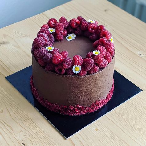 Chocolate Cake Decoration Raspberries, Birthday Cake Chocolate Raspberry, Raspberry Decorated Cake, Rasberry Cake Design, Raspberry Cake Decoration, Chocolate Raspberry Birthday Cake, Raspberry Birthday Cake, Chocolate Berry Cake, Cooking Vibes