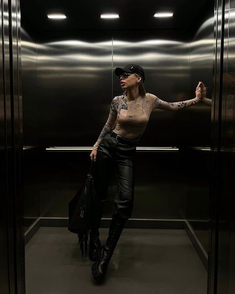 Lift Poses Ideas, Elevator Photoshoot Photo Ideas, Lift Photoshoot, Elevator Poses, Rooftop Photoshoot Ideas, Elevator Photoshoot, High Fashion Photoshoot, Rooftop Photoshoot, Classic Outfits For Women