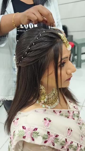 Hairstyles For House Warming Indian, Lehnga Hairstyles Open Hair Straight, Indian Wedding Hairstyles For Straight Hair, Front Variation Hairstyle Indian, Straight Hair Hairstyles For Wedding, Hairstyle With Straight Hair, Reception Hairdo, Straight Hair Wedding Hairstyles, Straight Hairstyles For Wedding