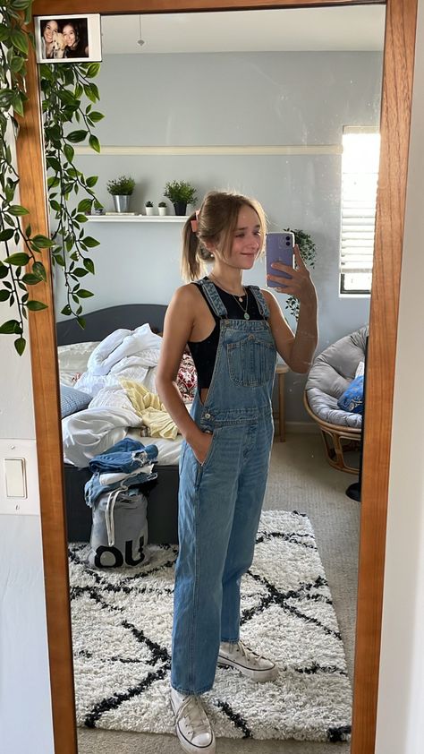 Denim Dungarees Outfit Aesthetic, Cute Jean Overall Outfits, Overall With Crop Top, Overalls Pants Outfit, Overall Tank Top Outfit, Overall Jumper Outfits, Overals Outfits Aesthetic, Dungry Outfits Women, Women Dungarees Outfits