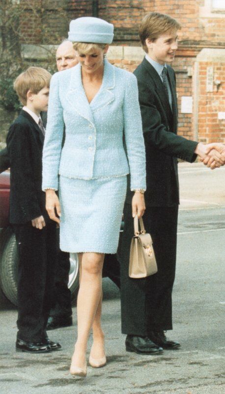 Princess Diana : March 9, 1997 at Prince William’s confirmation.....Uploaded By www.1stand2ndtimearound.etsy.com Prințesa Diana, Diana Son, Blue Chanel, Estilo Kate Middleton, Prins William, Princesa Real, Princess Diana Fashion, Principe William, Prins Harry