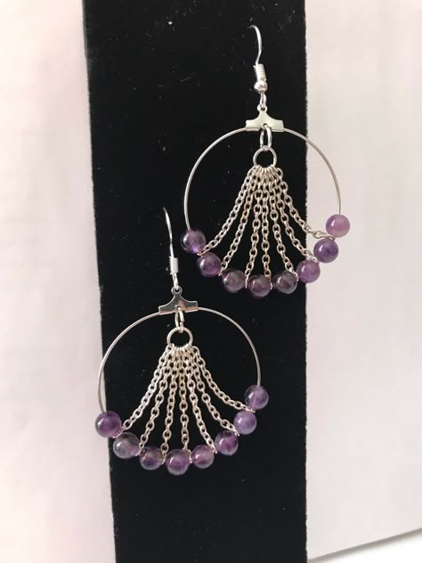 Hoop earrings with purple stone (amethyst) and chain detail. Diy Metal Earrings Jewelry Making, Diy Jewelry Design Ideas, Simple Diy Jewelry Ideas, Handmade Wire Jewelry Earrings, Bead Earrings Ideas Diy Jewelry, Diy Jewelry Ideas Homemade, Diy Chain Earrings, How To Make Earrings For Beginners, How To Make Beaded Earrings