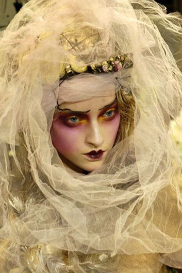 Dior by John Galliano AW07. Trace the parallels between Galliano and Margiela here: http://www.dazeddigital.com/fashion/article/23127/1/galliano-vs-margiela-a-visual-history Miss Havisham, Razzle Dazzle, Real Techniques, Pat Mcgrath, John Galliano, Look At You, Mode Inspiration, Belle Photo, Makeup Inspiration