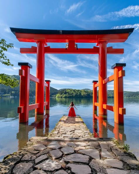 This is a famous IG spot in Hakone so I wasn’t quite sure I’d manage to get a photo. So it was a pleasant surprise that people line up to take photo and even offer to take each others photo. #hakone #myhakone #lakeashi #shinto #hakoneshrine #kanagawatrip #kanagawa #sheisnotlost #visitmyjapan #japan #torii #toriiofpeace #peace #heiwanotori Japanese Temple Aesthetic, Japan Sightseeing, Asymmetric Blazer, Architecture Japan, Japan Pictures, Hakone Japan, Japan Holiday, Beautiful Places In Japan, Japan Picture