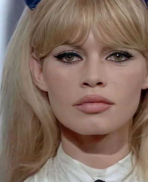 Brigitte Bardot Bridget Bardot Makeup, Bridget Bardot Hair, Bardot Makeup, Beatles Fashion, Bridgette Bardot, Bridget Bardot, Retro Hairstyles, French Women, Beauty Icons