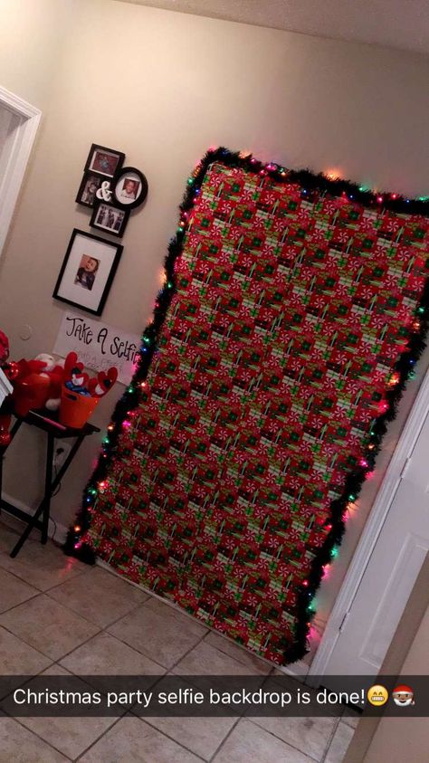 Friendsmas Christmas Party Ideas, Ugly Sweater Party Photo Backdrop, Wrapping Paper Backdrop Christmas, Wrapping Paper Photo Backdrop, Tacky Christmas Party Decorations, Litmas Christmas Party, Pajamas Christmas Party Ideas, Friendsmas Party Decorations, Christmas Eve Pajama Party