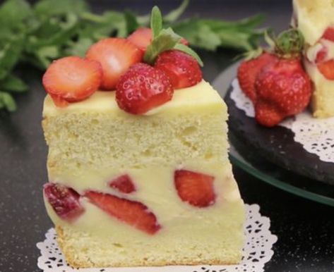 Italian Strawberry Cream Cake, Fruit Custard Cake, Italian Sponge Cake With Custard, Sponge Cake Filling Ideas, Strawberry Custard Cake, Custard Gateau, Custard Sponge Cake, Witchy Food, Cake With Custard