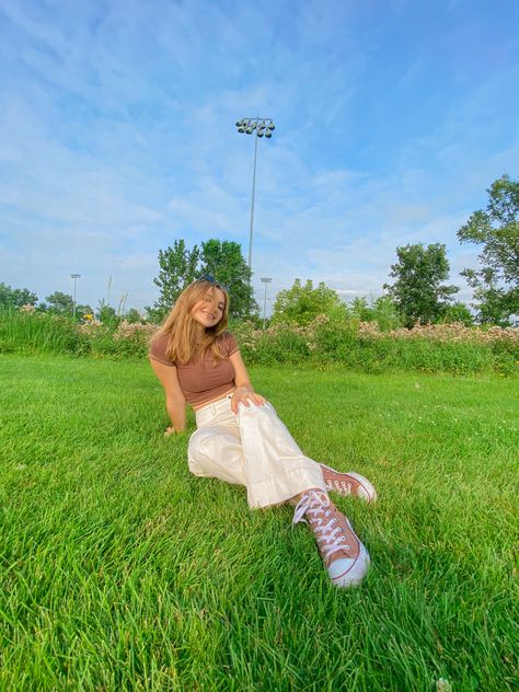 Grass Photography Poses, Poses On Grass Instagram, Garden Pic Poses, In The Grass Photoshoot, Grass Poses Picture Ideas, Garden Posing Ideas, Grass Picture Ideas Instagram, Photo Poses In Park, Nature Selfie Ideas