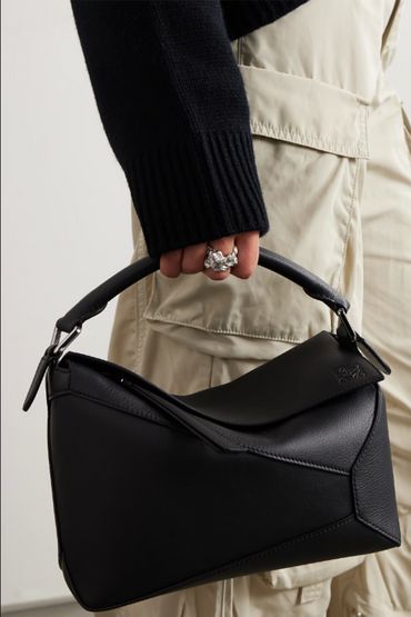 Loewe Puzzle Bag, Classy Street Style, Loewe Puzzle, Puzzle Bag, Cargo Pants Outfit, Loewe Bag, Frayed Denim, Black Sweater, Pants Outfit