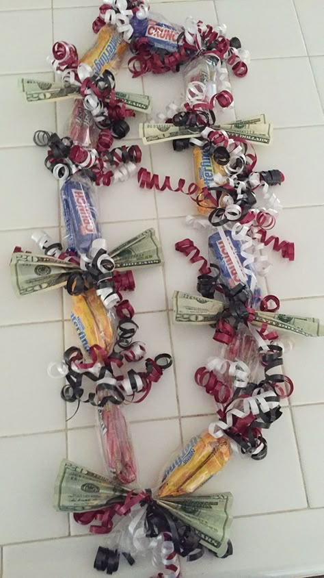 Graduation Necklace Candy, Graduation Candy Lei, Graduation Leis Diy Ribbons, Money Lei Diy, Graduation Leis Diy, Graduation Money Lei, Graduation Money Gifts, Candy Lei, Diy Graduation Gifts