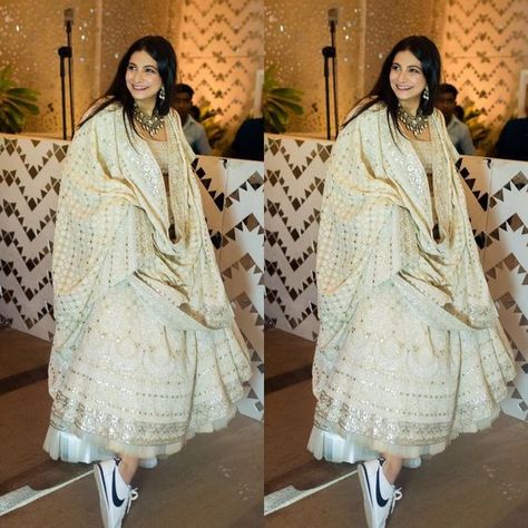 Rhea Kapoor in lehenga & slaying with white sneakers !! #bollywood #indian #celebritywedding #lehenga #sonamkishaadi #white #indianwear #designer Indian Wedding Dress For Sister, Wedding Dresses For Brides Sister, Groom Indian Wedding Outfits, Sonam Kapoor Wedding, Best Bridal Shoes, Rhea Kapoor, Lucknowi Chikankari, Bride Sister, Sonam Kapoor