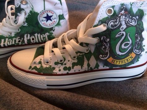 Slytherin Converse, Slytherin Shoes, Harry Potter Converse, Custom Painted Converse, Harry Potter Shoes, Slytherin Fashion, Stile Harry Potter, Painted Converse, Harry Potter Accessories