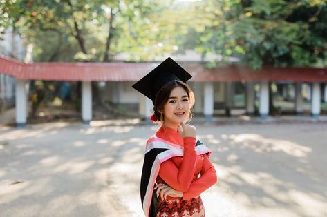 Graduation Look Makeup, Pageant Costumes, Graduation Look, Graduation Photography Poses, Traditional Dresses Designs, Pre Wedding Poses, Wedding Picture Poses, Myanmar Traditional Dress, Graduation Photography