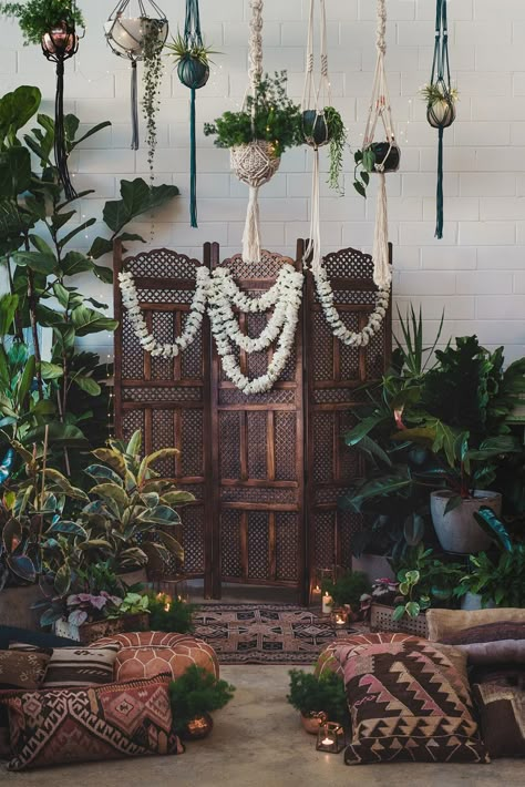 70s boho chic wedding backdrp - photo CJ Williams November Diy, Macrame Workshop, Tattoo Plant, Lots Of Plants, Stile Boho Chic, Macrame Wedding, Estilo Tropical, Moroccan Wedding, Wedding Ceremony Backdrop