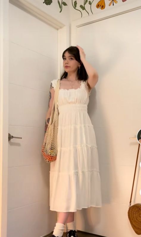 Vestido branco (White dress) White Maxi Dress Outfit Casual, Cute Maxi Dress Outfits, Light Acadamia Womens Fashion, Coquette Dress Aesthetic, Japanese Casual Outfits, Japanese Summer Outfits, Modest Outfits Dresses, Cocktail Dress Ideas, Vintage Dress Aesthetic