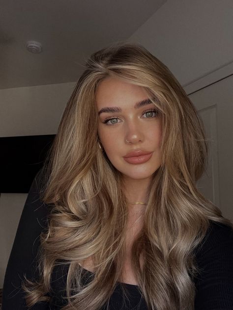 Fall Blowout Hair, Fall Light Blonde Hair, Hair Colour Cool Tone, Dark Blonde Hair Solid Color, Gold Dark Blonde Hair, Blonde Hair For Light Olive Skin, Neutral Cool Hair Color, Susie Evans Hair, Long Blonde Blowout