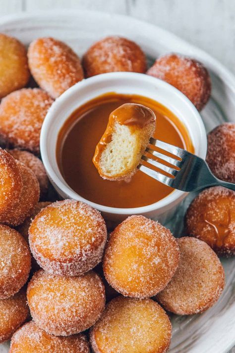 When you eat these you'll never know they're vegan. Soft and fluffy vegan donuts rolled in cinnamon sugar and dipped in your sauce of choice. The perfect bite-sized treat! Vegan Donut Holes, Donut Holes Recipe, Baked Donuts Easy, Vegan Donut Recipe, Donut Hole Recipe, Cream Filled Donuts, Vegan Donuts, Donut Recipe, Donut Holes