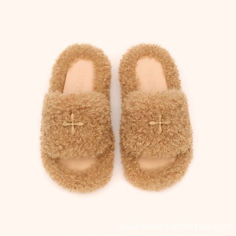 none Lounge Wear Comfy, Cute Online Clothing Stores, Slippers Cute, Felt Boots, Fur Sliders, Pretty Sandals, Luxury Winter, Plush Slippers, Fur Shoes