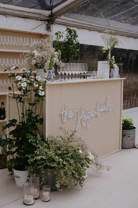 A custom sign was made for the bar at this ultra-stylish backyard wedding in Germany. #custombarsign #whitewedding #weddingcocktails #weddingdecorideas #weddingreception #weddingplanning Wedding Bar Display, Outdoor Wedding Bar, Wedding Bar Decor, Reception Bar, Bar Aesthetic, Bar Business, Cocktail Hour Wedding, Event Bar, Diy Bar