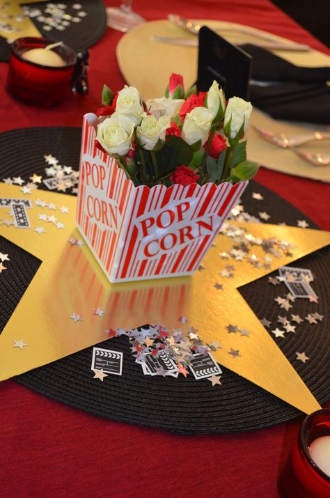 Centerpiece at Academy Awards party. Deco Cinema, Academy Awards Party, Red Carpet Theme, Hollywood Party Theme, Confetti Sprinkles, Red Carpet Party, Movie Themed Party, Awards Party, Hollywood Theme