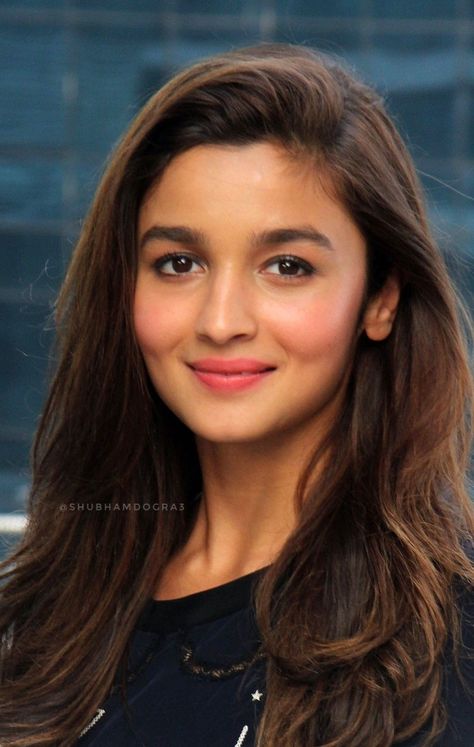 Bengali Bridal Makeup, Realistic Sketch, Music Concert Posters, Face Photography, Music Concert, Actor Photo, Alia Bhatt, Book Art Drawings, Concert Posters