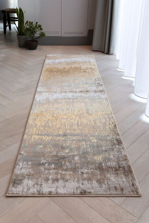 With its metallic accents and versatile low pile, let our Aurora collection bring a luxe touch to both modern and traditional interiors. This Dune rug combines the neutral, sandy hues of beige and cream with metallic bronze and gold threads. The result is a warm appearance that's further elevated by the lustrous finish. The abstract design is crafted to a contemporary flat weave that feels irresistibly smooth underfoot. Let it bring balance to statement colours, prints and accessories. Specialis Gold And Cream Living Room, Beige Living Room Decor Ideas, Grey And White Hallway, Beige Living Room Decor, Cream Living Rooms, Neutral Bedroom Decor, Bathroom Inspiration Modern, Bathroom Design Trends, Beige Living Rooms