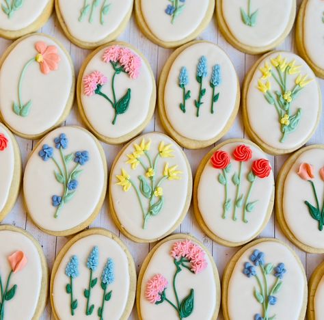 Floral Wedding Shower Cookies, Pastel Sugar Cookies, Floral Decorated Cookies, Wildflower Sugar Cookies, Spring Wedding Food, Spring Cookies Decorated, Flower Cookies Decorated, Floral Baby Shower Cookies, Floral Cookies