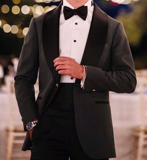 Dark Grey Tuxedo Wedding, Charcoal Tuxedo, Grey Tuxedo Wedding, Dark Grey Tuxedo, Fall Groom, Mens Formalwear, Wedding Groomsmen Attire, Bow Tie Suit, Grey Tuxedo