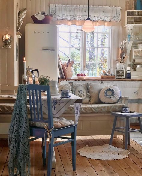 A Norwegian fairytale-like home – Focal Point Norwegian House Interior, Cottage Core Interior, Norwegian Kitchen, Norwegian Home, Country Cottage Living, Norwegian House, Scandinavian Cottage, Swedish Cottage, Warm Interior