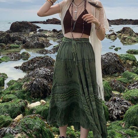 Long Green Skirt, Looks Hippie, Green Midi Skirt, Long Midi Skirt, Grunge Fairycore, Mode Grunge, Long Skirt Fashion, Holiday Skirts, Retro Streetwear