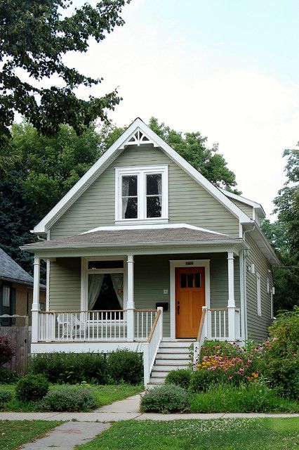 18 Cute Small Houses That Look So Peaceful  any of these will do haha Cute Small Houses, Cottage House Exterior, Victorian Exterior, Gray House, Small Cottage Homes, Victorian Farmhouse, Cottage Exterior, Casas Coloniales, Bungalow Style